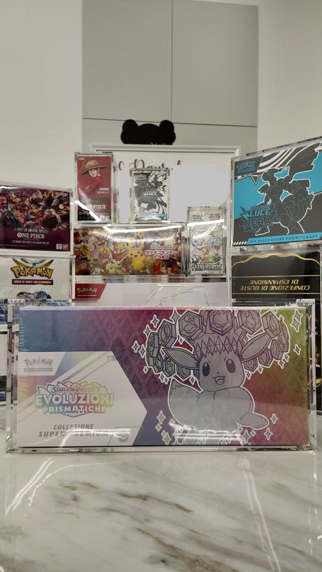 Teca Ultra Premium Evoluzioni Prismatiche display case showcasing collectibles with vibrant design.